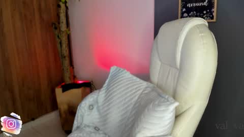 Snapshot of val_varago chatting on 11/13/25, 12:20 val_varago online show from 11/13/25, 12:20