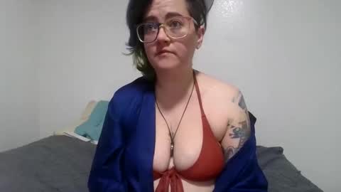 Snapshot of valarieak chatting on 10/13/25, 04:18 valarieak online show from 10/13/25, 04:18