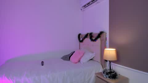 Snapshot of vale_kross chatting on 12/11/24, 03:05 HI IM NEW online show from 12/11/24, 03:05