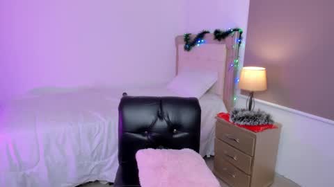 Snapshot of vale_kross chatting on 12/29/24, 04:08 HI IM NEW online show from 12/29/24, 04:08