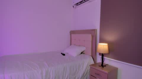 Snapshot of vale_kross chatting on 01/04/25, 04:00 HI IM NEW online show from 01/04/25, 04:00