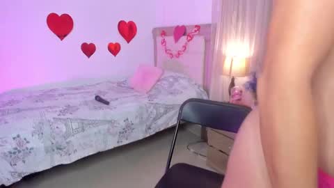 Snapshot of vale_kross chatting on 02/15/25, 01:05 HI IM NEW online show from 02/15/25, 01:05