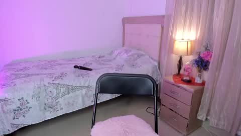 Snapshot of vale_kross chatting on 02/22/25, 08:20 HI IM NEW online show from 02/22/25, 08:20