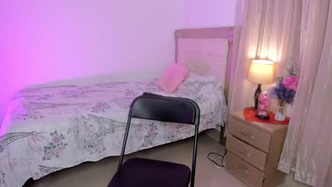 Snapshot of vale_kross chatting on 02/27/25, 02:21 HI IM NEW online show from 02/27/25, 02:21