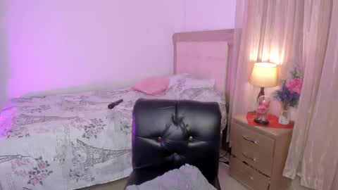 Snapshot of vale_kross chatting on 03/07/25, 03:39 HI IM NEW online show from 03/07/25, 03:39