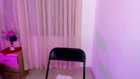 Snapshot of vale_kross chatting on 09/09/25, 02:16 HI IM NEW online show from 09/09/25, 02:16