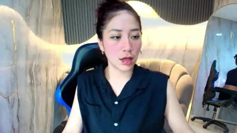 Snapshot of valentina_r_ chatting on 11/13/25, 04:11 Valentina online show from 11/13/25, 04:11