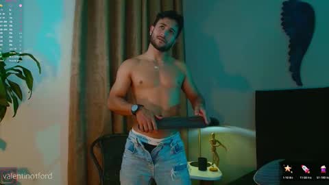 Valentino online show from 09/29/25, 10:03