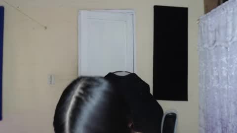 Snapshot of valeria_mendozza chatting on 02/15/25, 10:52 online show from 02/15/25, 10:52