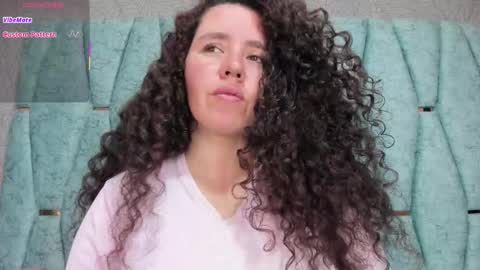 Snapshot of valeriaa_soler chatting on 10/15/25, 01:33 Valeria online show from 10/15/25, 01:33