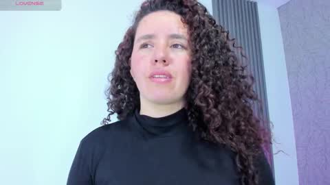 Snapshot of valeriaa_soler chatting on 10/24/25, 02:13 Valeria online show from 10/24/25, 02:13