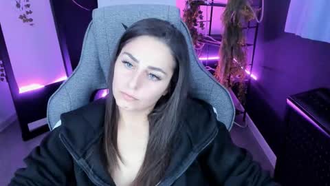 Snapshot of valeriiemills chatting on 10/15/25, 04:51 Valerie online show from 10/15/25, 04:51