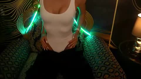 Snapshot of valeryroyale chatting on 03/05/25, 02:34 Valery online show from 03/05/25, 02:34