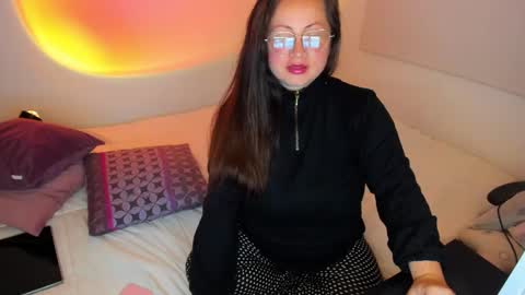 Snapshot of valeryvass_07 chatting on 12/20/24, 06:08 My name is Valery... Nice to meet you thumb up me please its important online show from 12/20/24, 06:08