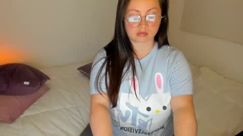 Snapshot of valeryvass_07 chatting on 12/22/24, 03:33 My name is Valery... Nice to meet you thumb up me please its important online show from 12/22/24, 03:33