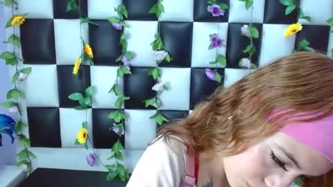 Snapshot of vall_baby chatting on 01/28/25, 02:10 vall online show from 01/28/25, 02:10