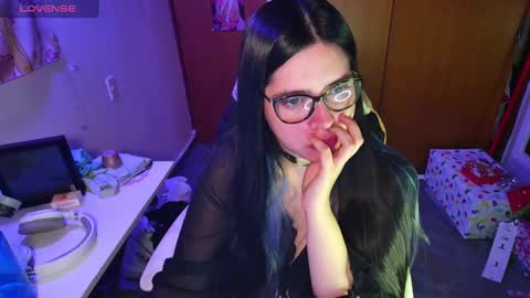 Snapshot of vallolet1_ chatting on 12/22/24, 06:06 Im Violet online show from 12/22/24, 06:06