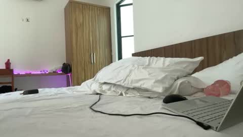 valure_lera online show from 10/22/25, 05:08