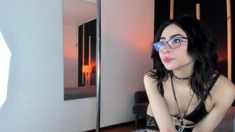 Snapshot of vampy_dolll chatting on 12/21/24, 02:58 vampy_dolll online show from 12/21/24, 02:58