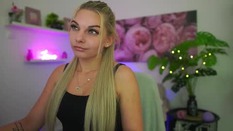 Snapshot of vanda_lust chatting on 10/16/25, 10:05 Vanda Lust online show from 10/16/25, 10:05