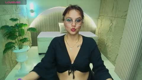 Snapshot of vanessa_tyler_r chatting on 09/24/25, 02:59 VANESSA online show from 09/24/25, 02:59