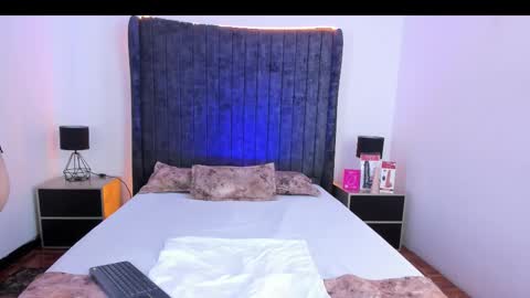 Snapshot of vanessaparis_ chatting on 11/15/25, 09:32 Vanessa Sexy Paris online show from 11/15/25, 09:32