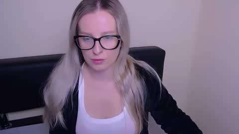 Snapshot of vanillaex_ chatting on 09/19/25, 06:37 Mia online show from 09/19/25, 06:37