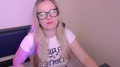 Snapshot of vanillaex_ chatting on 10/04/25, 06:44 Mia online show from 10/04/25, 06:44