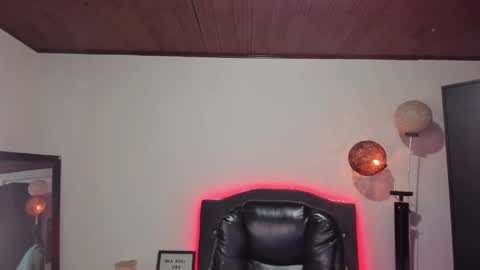 Snapshot of vanne_cooper_ chatting on 09/19/25, 12:23 Vanne online show from 09/19/25, 12:23