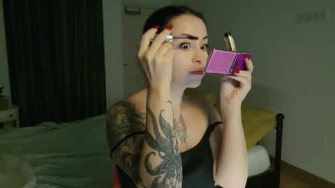 Snapshot of vaolietkat chatting on 10/21/25, 05:52 vaolietkat online show from 10/21/25, 05:52