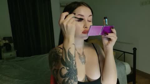 Snapshot of vaolietkat chatting on 11/11/25, 07:08 vaolietkat online show from 11/11/25, 07:08