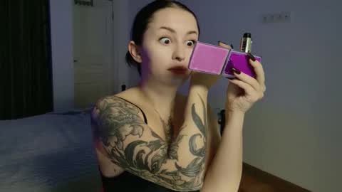 Snapshot of vaolietkat chatting on 11/25/25, 06:46 vaolietkat online show from 11/25/25, 06:46