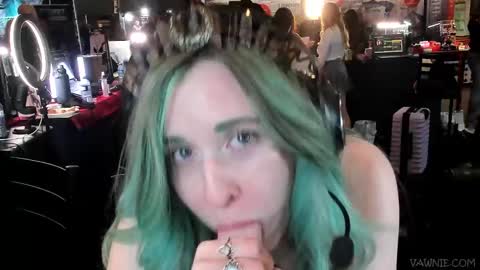 Snapshot of vawnievoulphie chatting on 10/18/25, 01:41 Vawnie Voulphie online show from 10/18/25, 01:41
