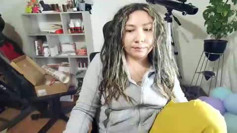 Snapshot of vellarossa chatting on 11/11/25, 08:36 Im VelaI will be Christmas and New Year with my family December 22 to January 13 I will miss you guys. online show from 11/11/25, 08:36