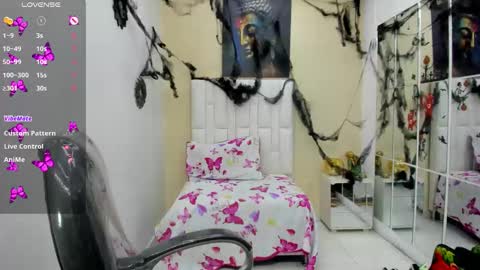 Venus Cortez  online show from 10/21/25, 06:08