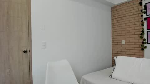 Snapshot of vera_fernandez chatting on 12/29/24, 10:03 Vera online show from 12/29/24, 10:03