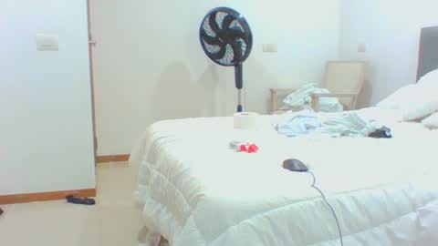 Snapshot of vergagolosa22 chatting on 09/22/25, 12:23 vergagolosa22 online show from 09/22/25, 12:23