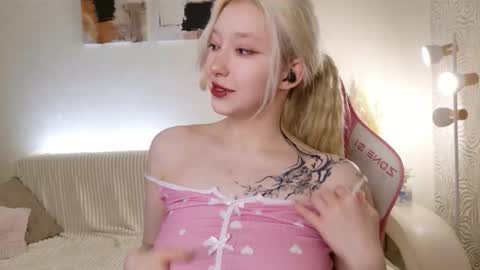 Mia online show from 10/22/25, 02:06