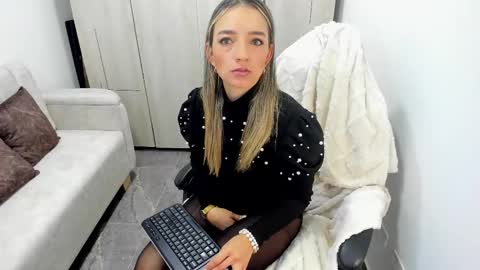 Snapshot of veromars_ chatting on 10/20/25, 12:05 Catalina online show from 10/20/25, 12:05