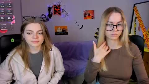 Snapshot of veronica_bubble chatting on 10/20/25, 07:03 Ronni online show from 10/20/25, 07:03