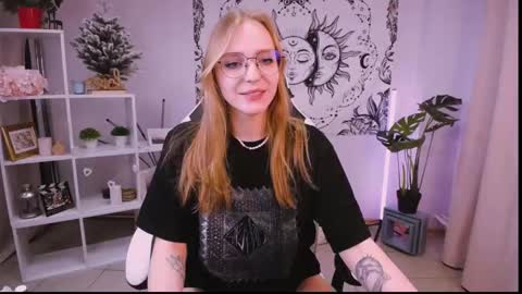Snapshot of veronicaandersen chatting on 02/16/25, 10:10 VERONICA online show from 02/16/25, 10:10