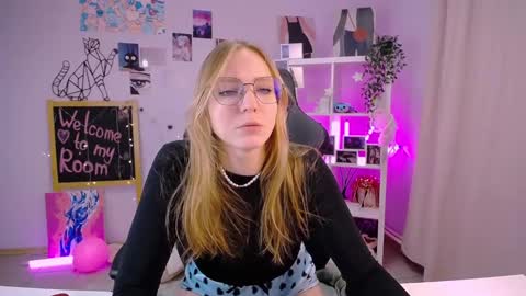 Snapshot of veronicaandersen chatting on 02/19/25, 12:00 VERONICA online show from 02/19/25, 12:00