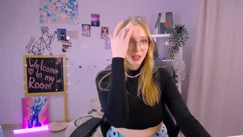 Snapshot of veronicaandersen chatting on 02/19/25, 06:32 VERONICA online show from 02/19/25, 06:32