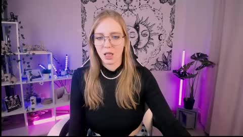 Snapshot of veronicaandersen chatting on 02/25/25, 08:19 VERONICA online show from 02/25/25, 08:19