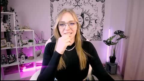 Snapshot of veronicaandersen chatting on 02/28/25, 12:21 VERONICA online show from 02/28/25, 12:21