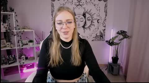 Snapshot of veronicaandersen chatting on 02/28/25, 05:26 VERONICA online show from 02/28/25, 05:26