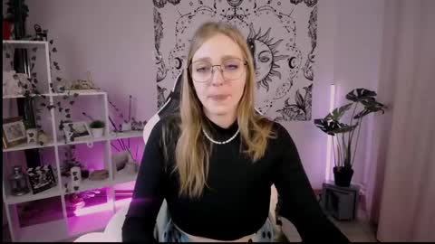Snapshot of veronicaandersen chatting on 02/28/25, 11:34 VERONICA online show from 02/28/25, 11:34