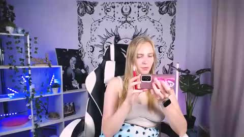 Snapshot of veronicaandersen chatting on 09/18/25, 11:01 VERONICA online show from 09/18/25, 11:01