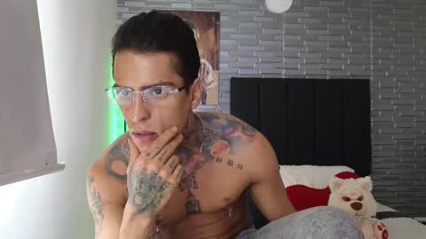 Snapshot of vicctorzc chatting on 02/24/25, 06:04 Victor cardenas online show from 02/24/25, 06:04