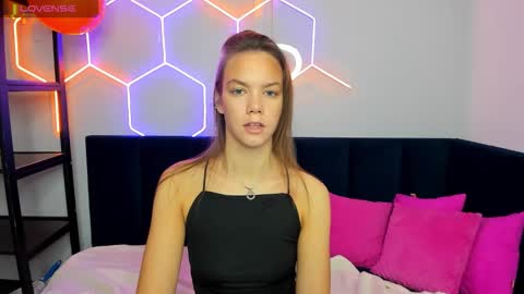 Snapshot of vickie_smith chatting on 10/14/25, 01:28 vickie_smith online show from 10/14/25, 01:28